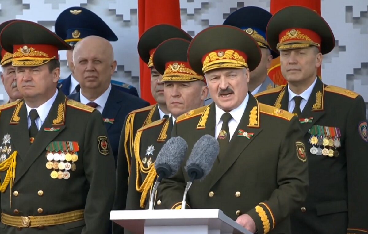 Лукашенко обратился к миру на Параде Победы: "На нас смотрят глаза погибших советских солдат"