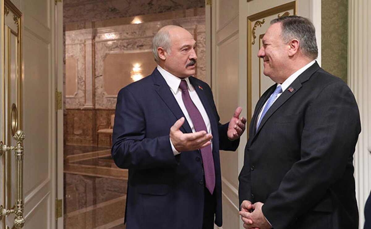 Лукашенко предупредил Помпео о готовности России защищать Белоруссию