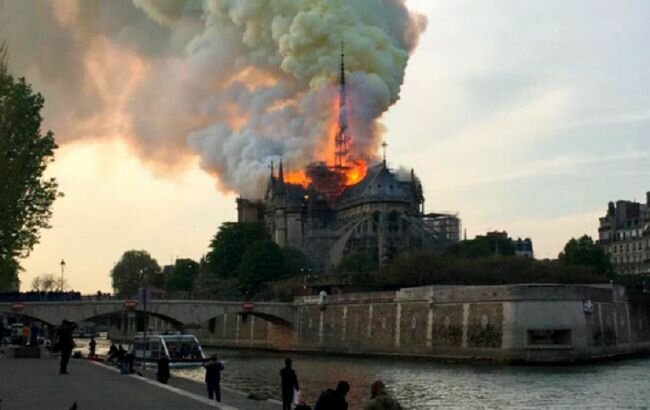 Макрон направился к пылающему собору Парижской Богоматери - левая башня охвачена огнем