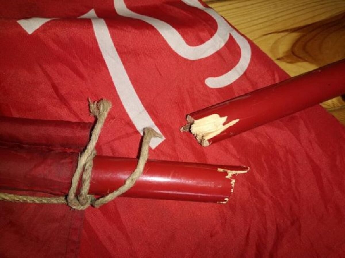 Польские полицейские поиздевались над флагом Красной Армии, сломав древко и оскорбив Россию