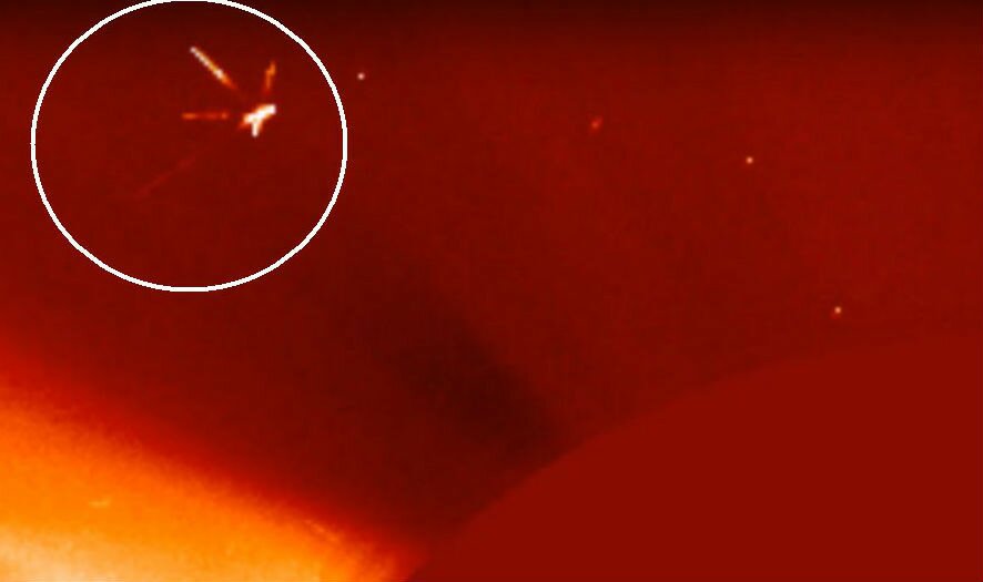 На орбите Солнца удалось выявить НЛО, который распадался в Космосе, - кадры