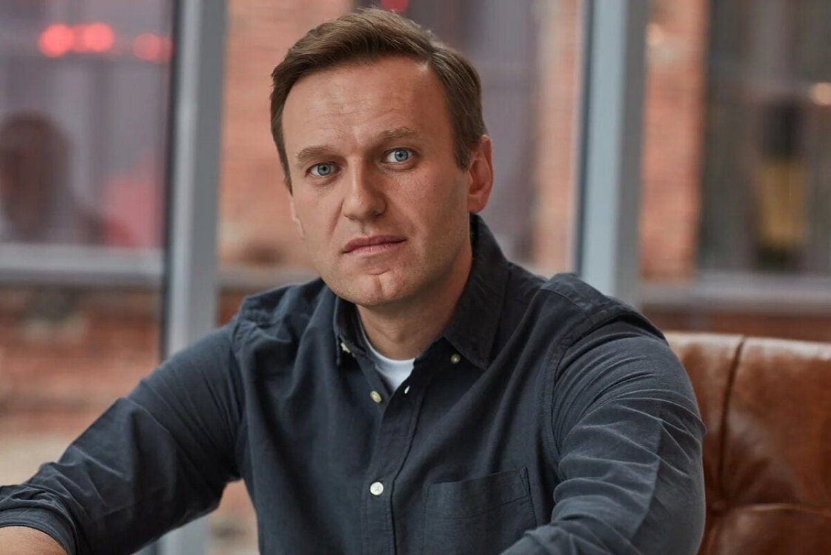 Стало известно, из чьих рук Навальный получил стакан с чаем, - кадры из аэропорта