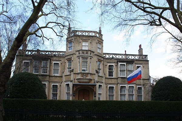 Посольство РФ в Британии возмутилось материалу BBC, иллюстрированному российским флагом