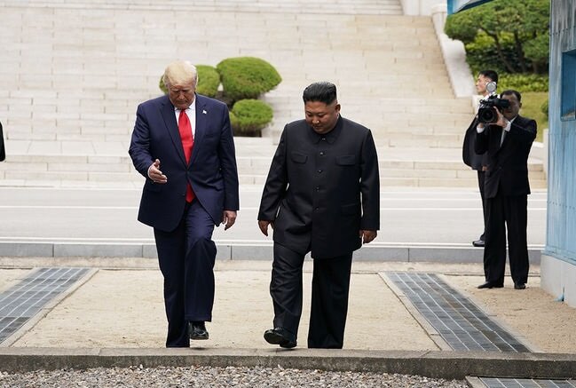 Срочная встреча: Трамп впервые ступил на территорию КНДР и пожал руку Ким Чен Ыну – кадры