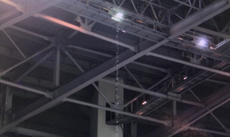 Ливень в Северной столице: на стадионе "Санкт-Петербург" протекла крыша во время матча "Зенит" - "Рубин" - кадры