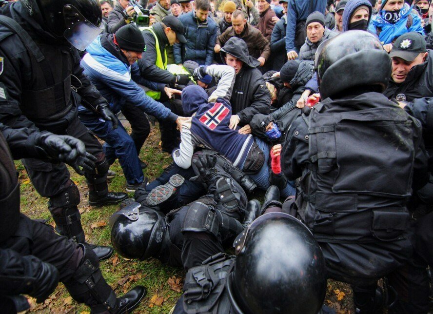 В Горсаду Одессы разъяренные активисты избили генерала полиции и еще 10 правоохранителей, – появились кадры расправы