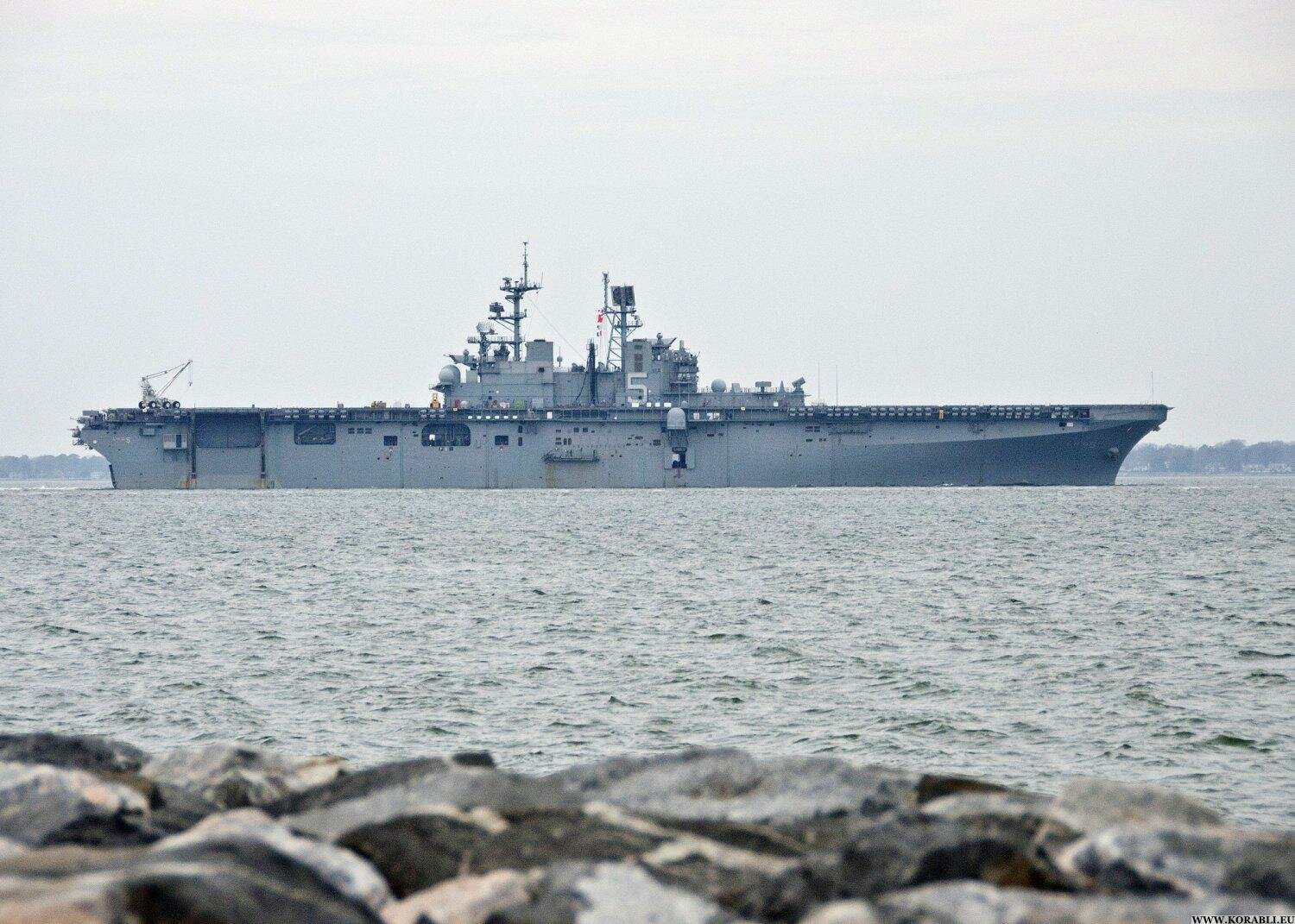 США перебрасывают к Ирану десантный корабль USS Bataan с сотнями морпехов