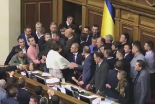 На Украине задержано заседание Верховной Рады из-за радикалов, заблокировавших трибуну