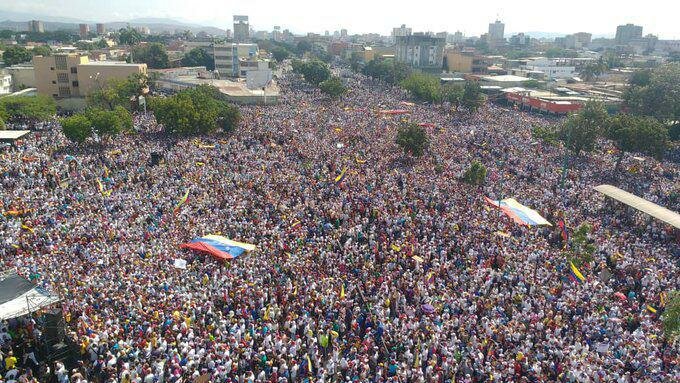 Венесуэлу охватили масштабные протесты против Мадуро: баррикады на улицах и драки с полицией – кадры