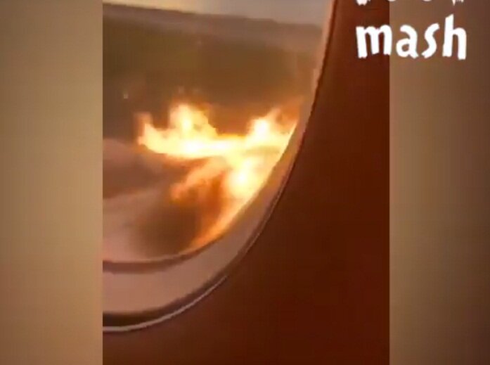 Опубликовано видео из салона горящего самолета Superjet в Шереметьево: огонь охватывает все за бортом