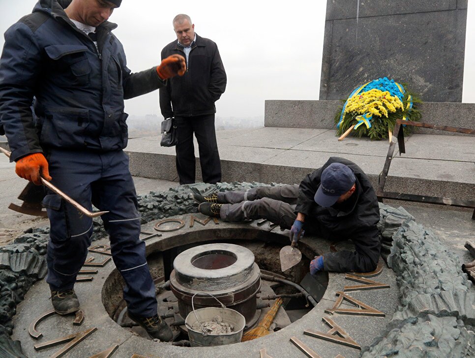 В Киеве вандалы осквернили памятник погибшим в Великой Отечественной войне 