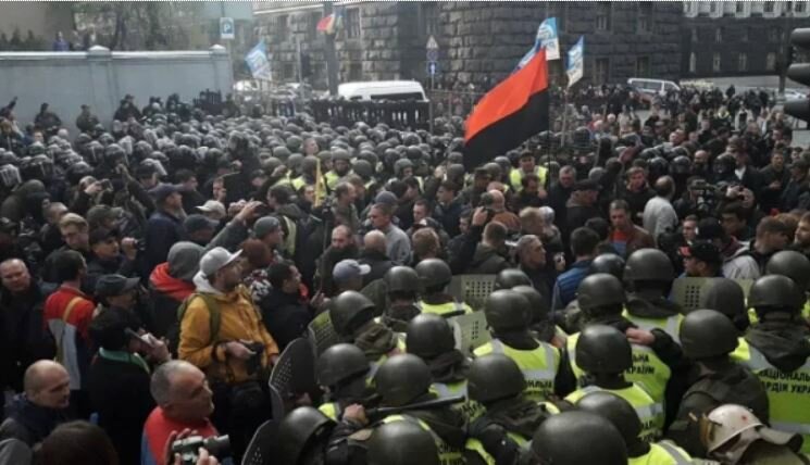 В Киеве активисты не намерены расходиться: на площади появились первые палатки - кадры