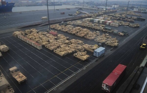 Выставленные в колонны сотни американских танков в немецком порту восхитили соцсети