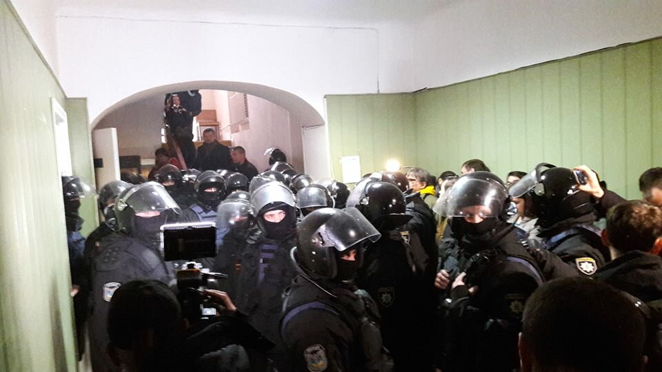 "С*ука, застрелись!" - украинский нардеп набросился на конвоиров в суде Киева. Шокирующие кадры 