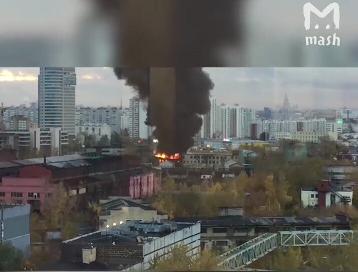 В Москве на заводе "Серп и Молот" случился масштабный пожар: пылает 400 "квадратов" - шокирующие кадры
