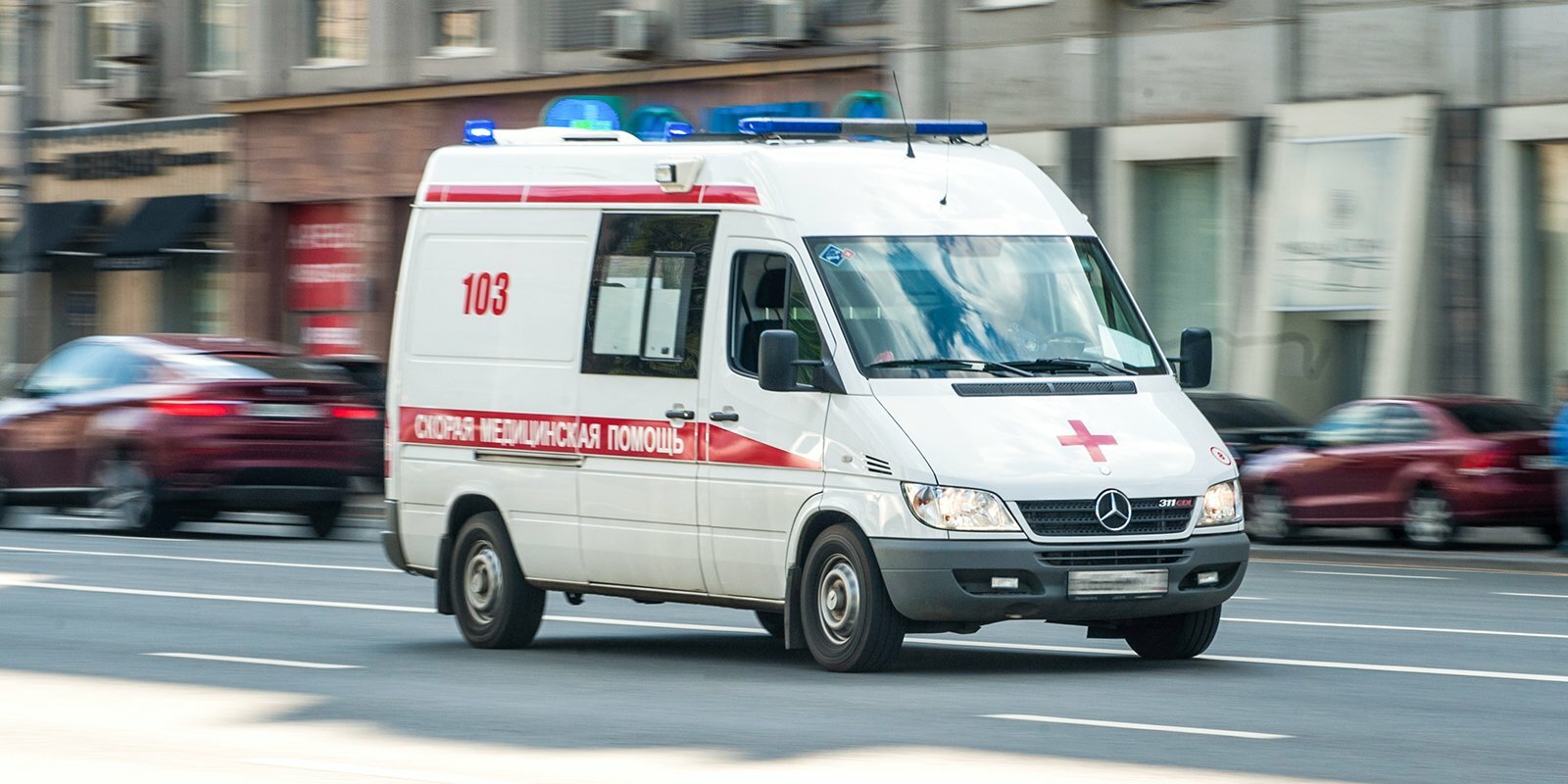 ​Влетевший на огромной скорости в пешехода мотоциклист скончался в Петербурге: кадры