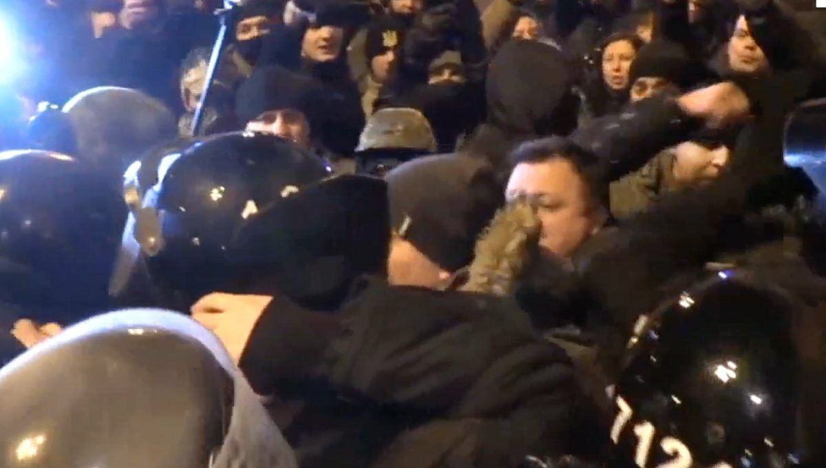 ​Скандальный митинг в Киеве окончен: сторонники торговой блокады Донбасса расходятся, перенеся митинг на завтра