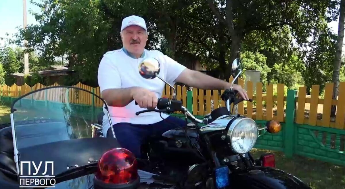 Поездка "байкера" Александра Лукашенко на мотоцикле попала на видео