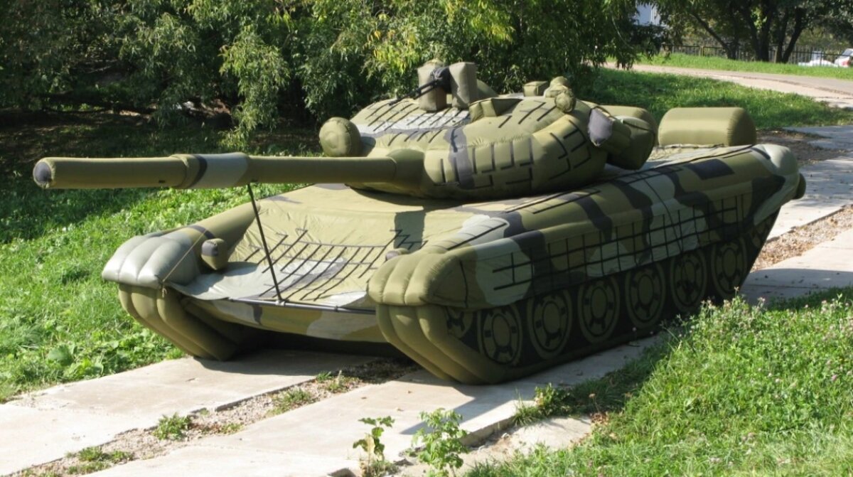 Надувные танки, истребители и ЗРК армии России напугали Британию 