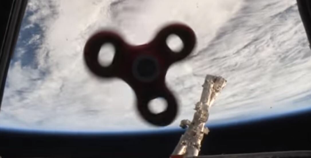 Сеть взорвали кадры трюков со спиннером, которые астронавты NASA показали на МКС