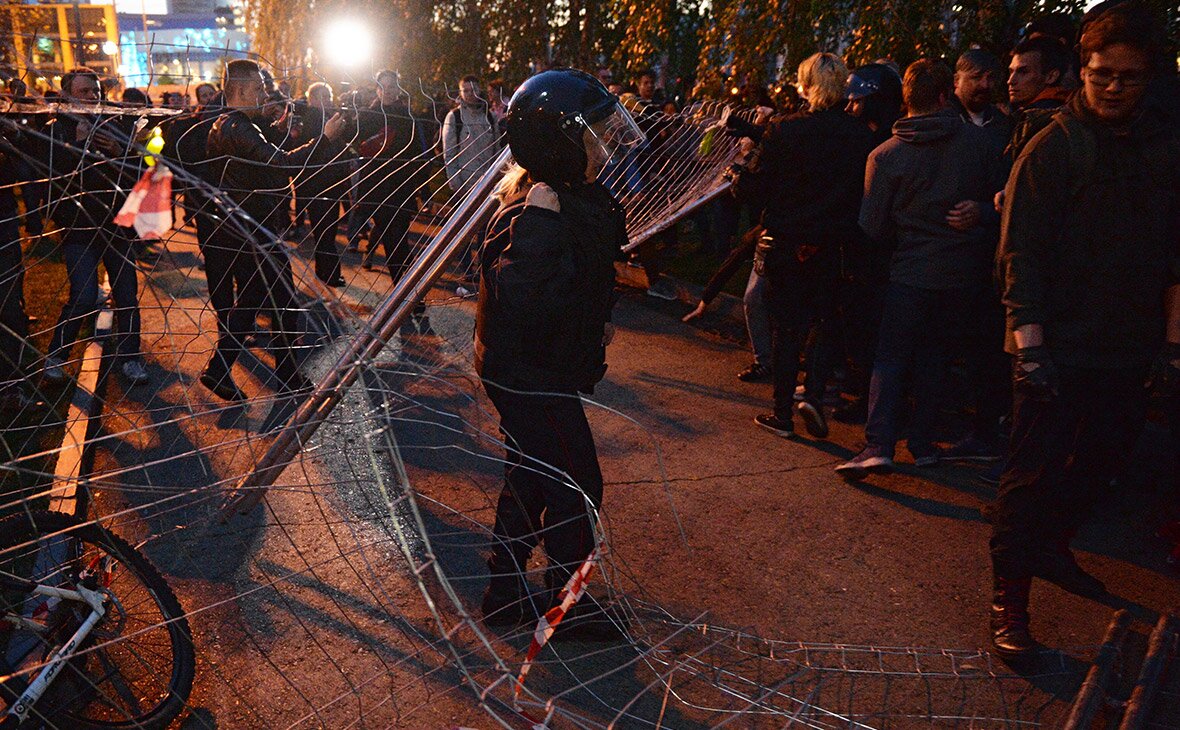 ОМОН оттеснил противников храма со стройки в Екатеринбурге - есть задержанные: видео