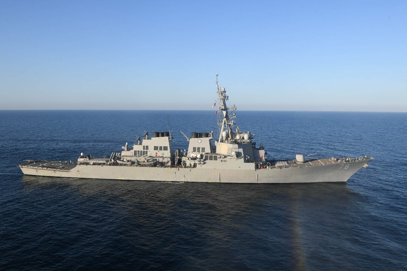 СМИ: 10 российских истребителей “атаковали” эсминец США Porter в Черном море