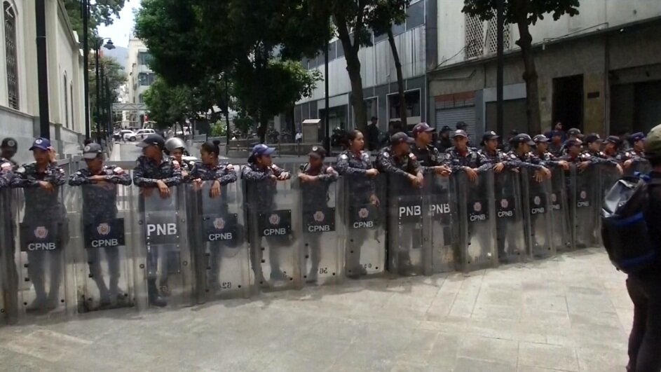 Спецназ окружил здание контролируемого Гуайдо парламента Венесуэлы – кадры с места событий 
