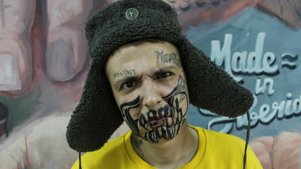 Житель Красноярска, на теле которого изображены Путин и Шурыгина, решил, что ему "терять нечего", и набил татуировку почти на все лицо