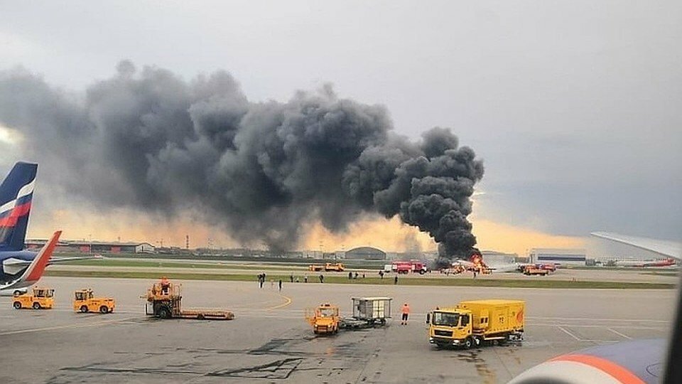 Выжившие пассажиры Superjet в Шереметьево поставили точку в скандале с багажом: "Вещи чуть не погубили всех"