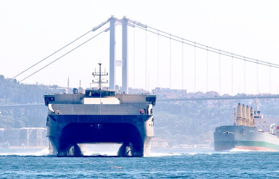 В Черное море зашел американский десантный корабль, способный перевозить "Абрамсы", - кадры 