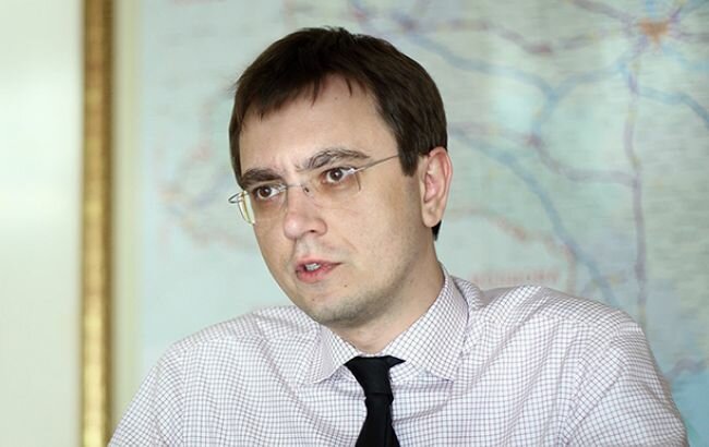 Совсем помешались на Бандере: украинский министр Омелян взялся за ремонт дороги в родное село националиста