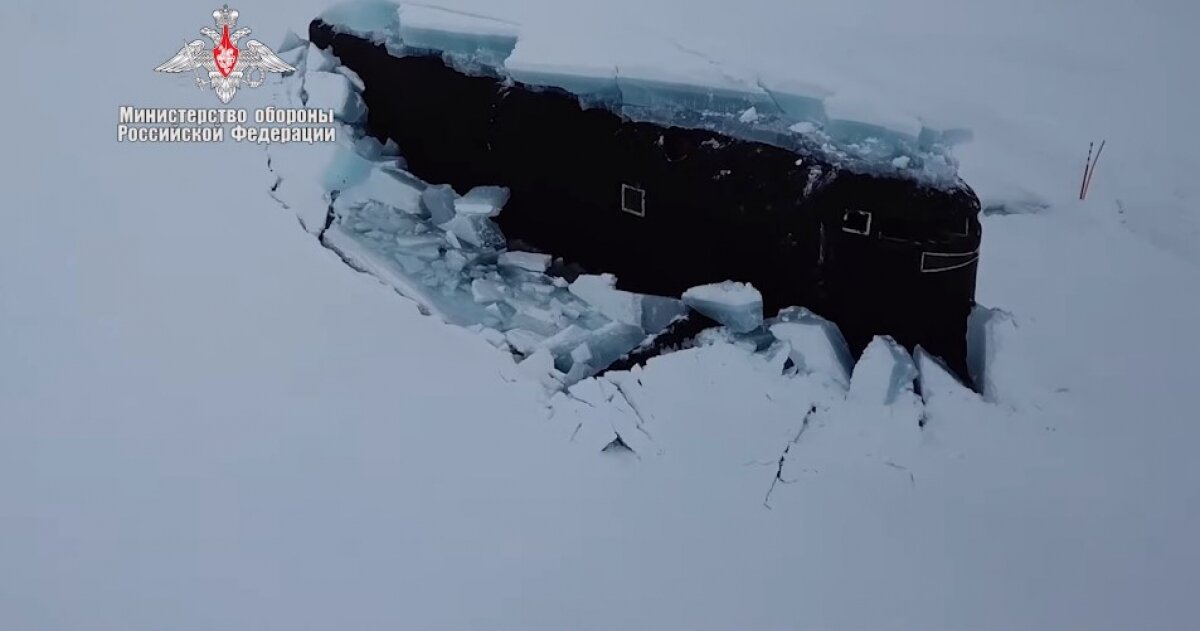 Российские ракетоносцы, проломившие лед и всплывшие в Арктике, попали на видео 