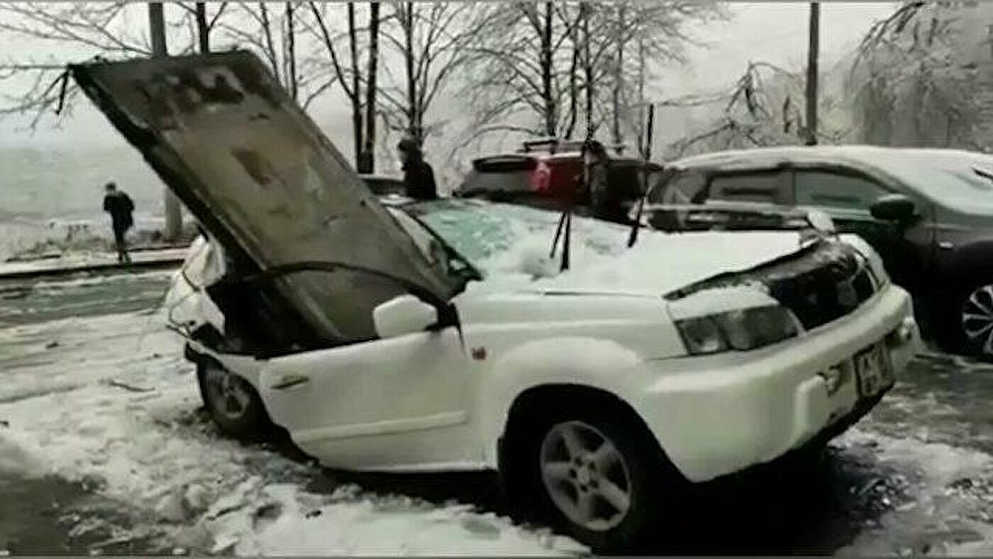 Момент падения бетонной плиты на внедорожник и водителя во Владивостоке попал на видео 