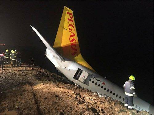 В Турции Boeing 737 съехал с полосы во время посадки и рухнул с обрыва – кадры с места ЧП
