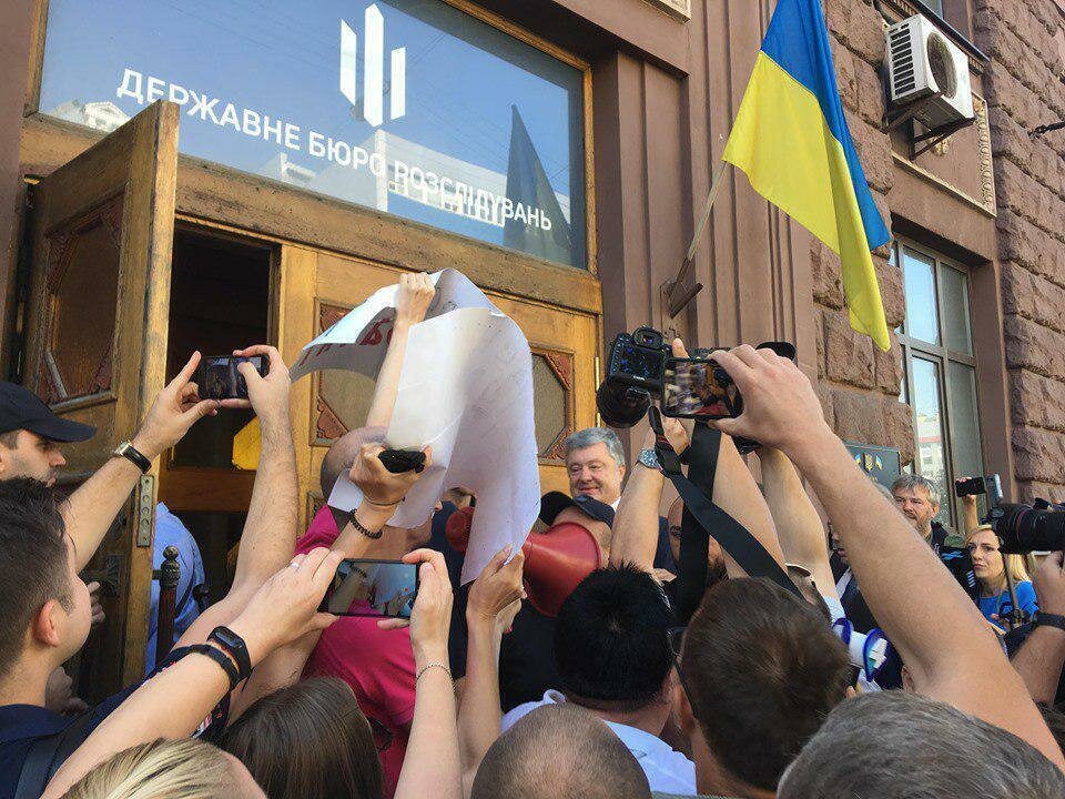 петр порошенко, допрос, гбр, забросали яйцами. напали. киев. происшествия, новости дня, украина сегодня, новости украины