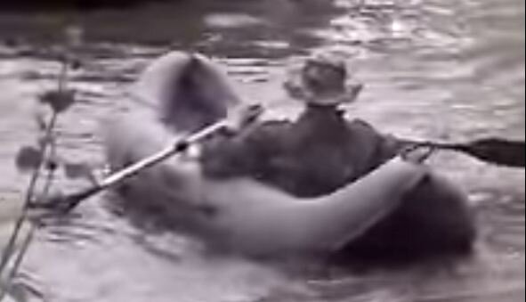 Затопление Подмосковья в 1941 году. Наводнение в Москве 1965. Рыбак в шторм видео. Рыбак на лодке проверяет сети.