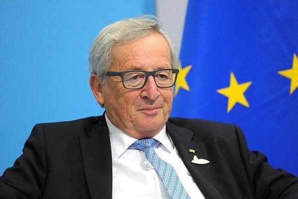 Жан-Клод Юнкер потрепал чиновницу за волосы на саммите ЕС – кадры 