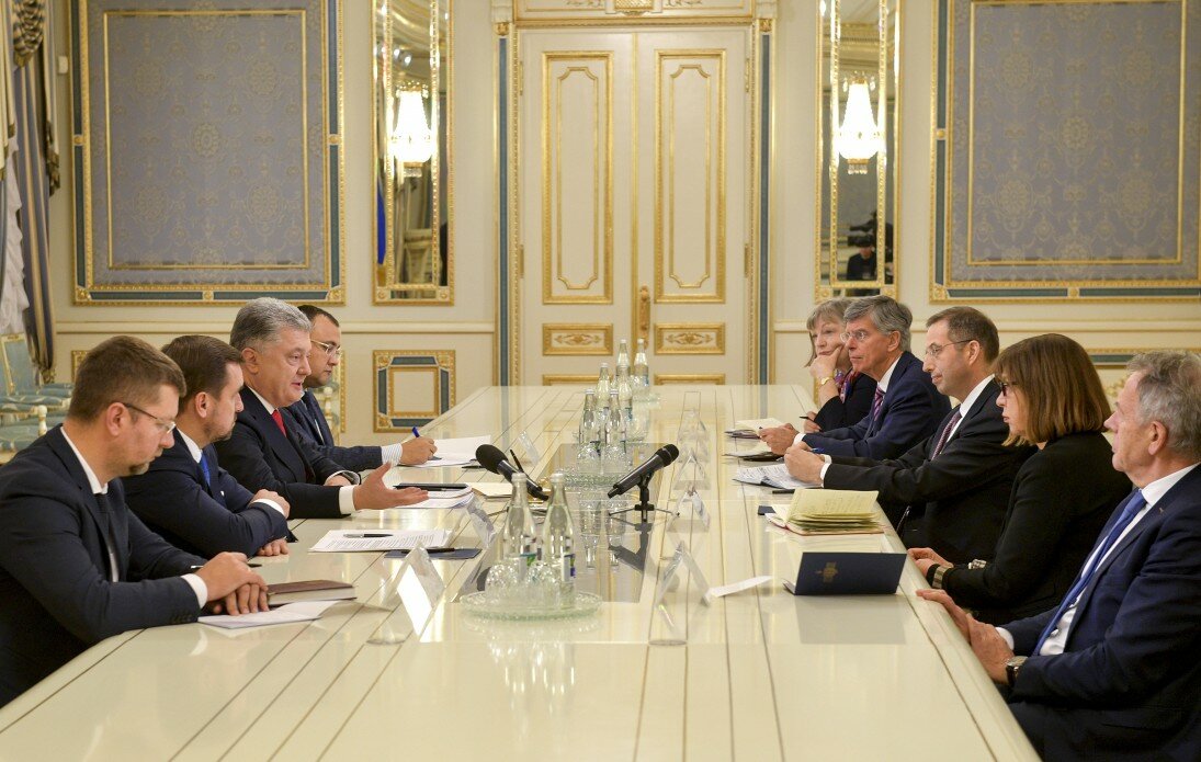 Порошенко обвинил РФ во "вмешательстве" в избирательный процесс на Украине и призвал к усилению санкций 