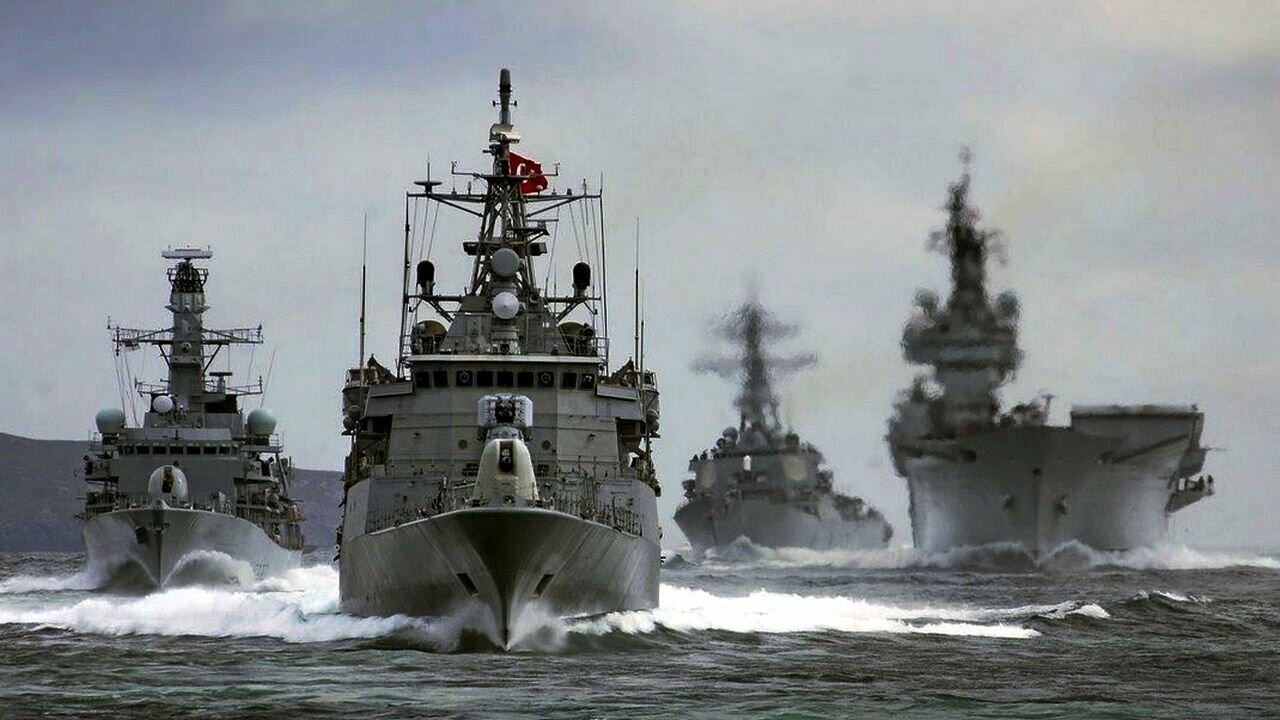 Выход десятков боевых кораблей Турциии в Эгейское и Средиземное моря попал на видео