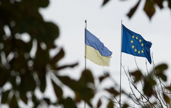 Киев подбодрил украинцев новыми сроками безвизового режима, который Порошенко обещал в 2016 году