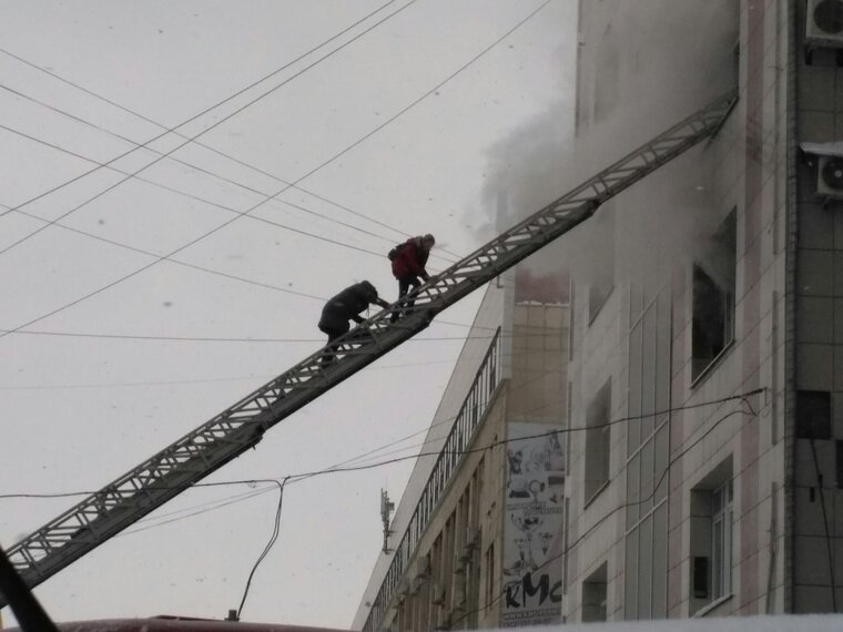 ​ЧП в Перми: из окон горящего бизнес-центра выпрыгивают люди – кадры с места событий