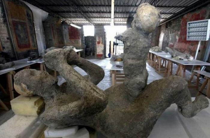 Шокирующие экспонаты трагедии в Помпеи: В Неаполе представили выставку обезображенных Везувием человеческих тел 