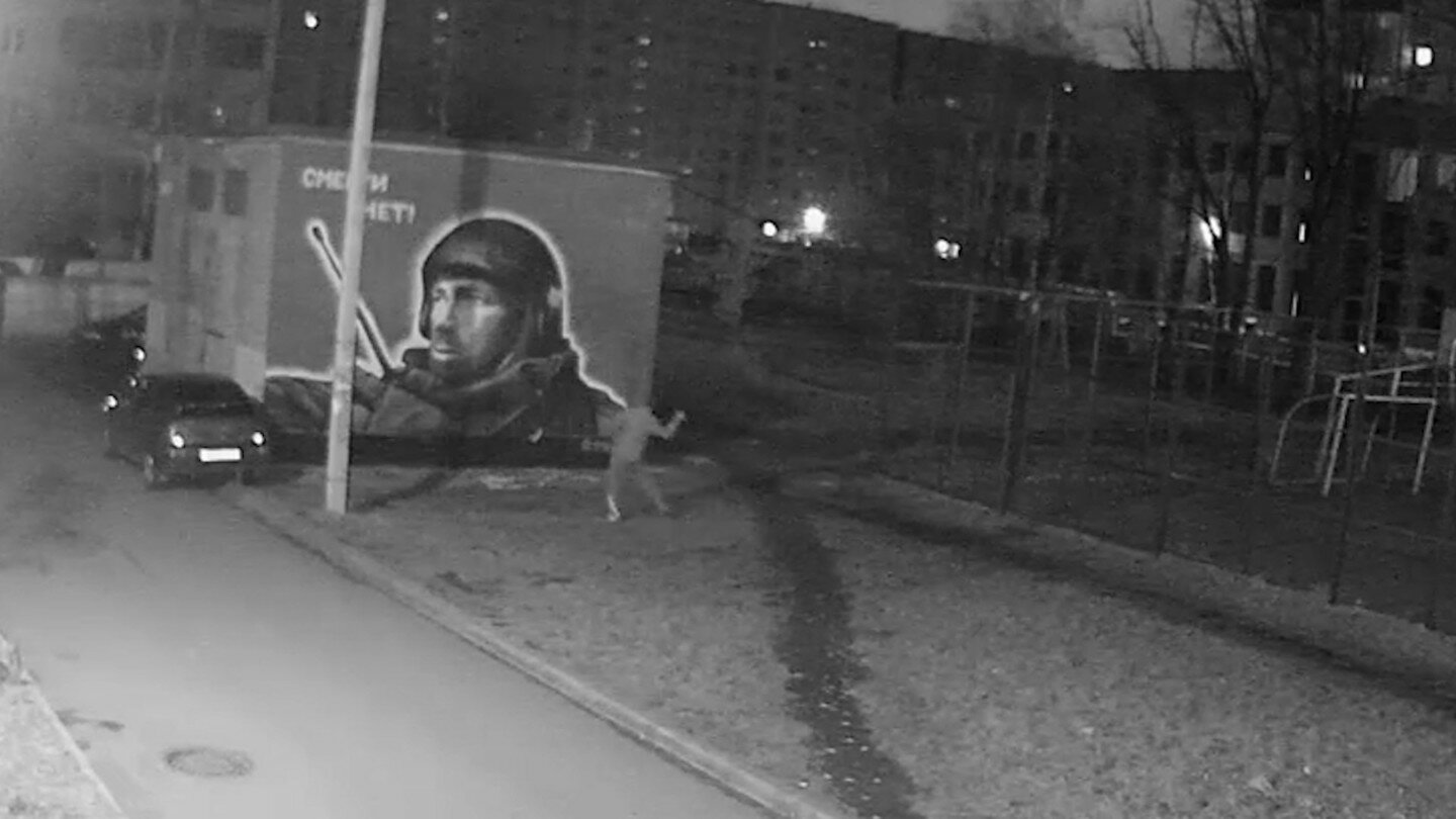 ​Вопиющий акт вандализма в Петербурге: злоумышленник изуродовал портрет Моторолы (кадры)