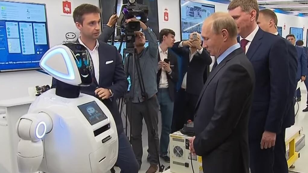 Говорящий робот вызвал на лице Путина улыбку, прервав своего создателя – кадры