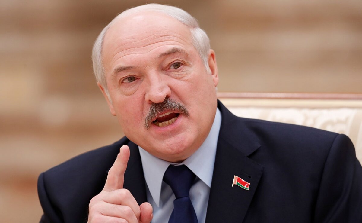 Лукашенко появился на публике с венозным катетером на руке: кадры