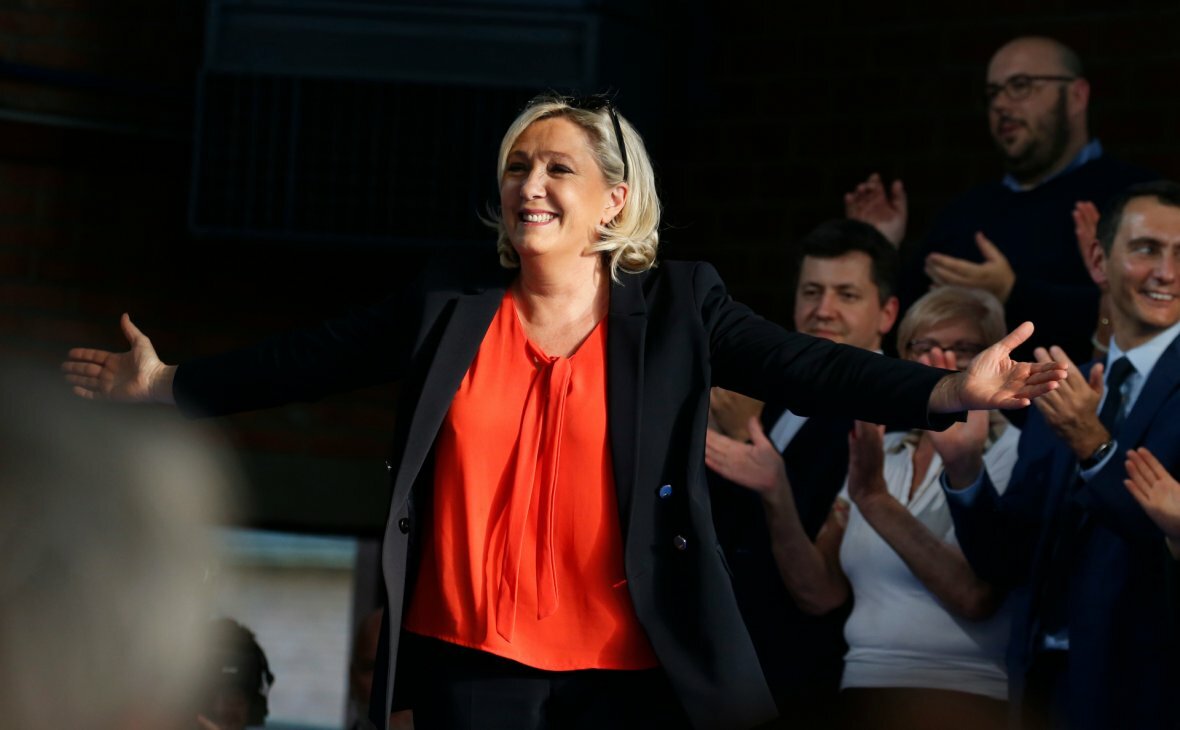 Ле Пен выигрывает "дуэль" у Макрона на выборах в Европарламент во Франции 