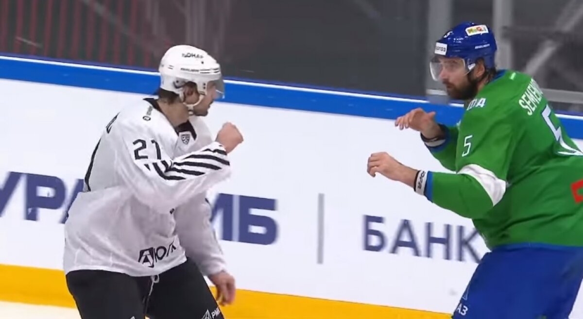 Белорусский хоккеист Евенко одним ударом нокаутировал россиянина Семенова в матче КХЛ