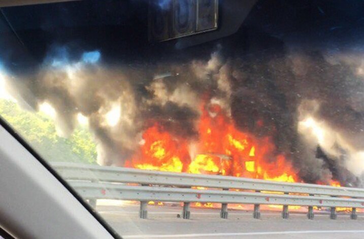 Масштабная авария в Воронежской области: фура протаранила десятки машин и загорелась - кадры
