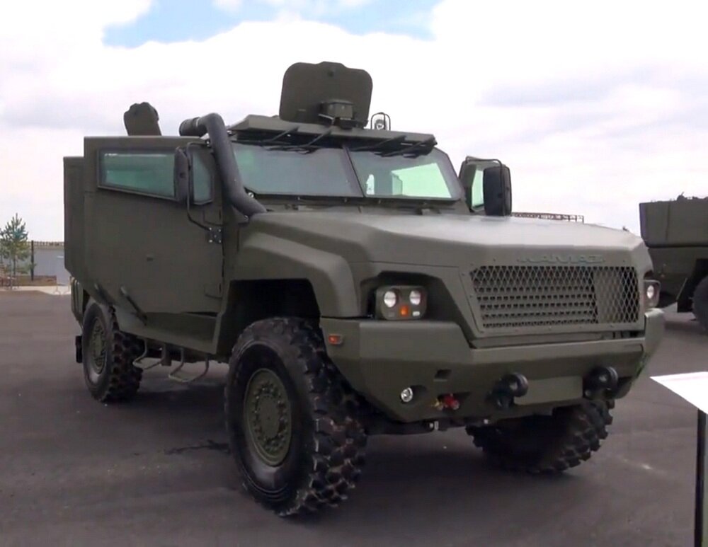На помощь спецназу: в Минобороны РФ показали боевые способности бронеавтомобиля "Тайфуненок" – кадры 