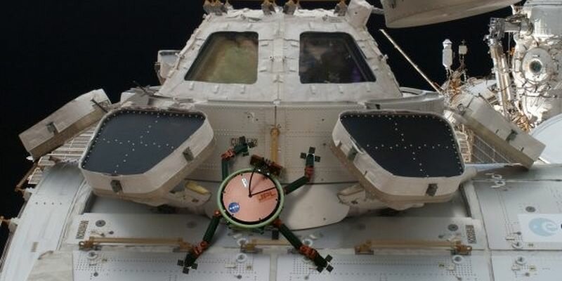 В NASA придумали липкого робота-геккона, который будет всасывать космический мусор